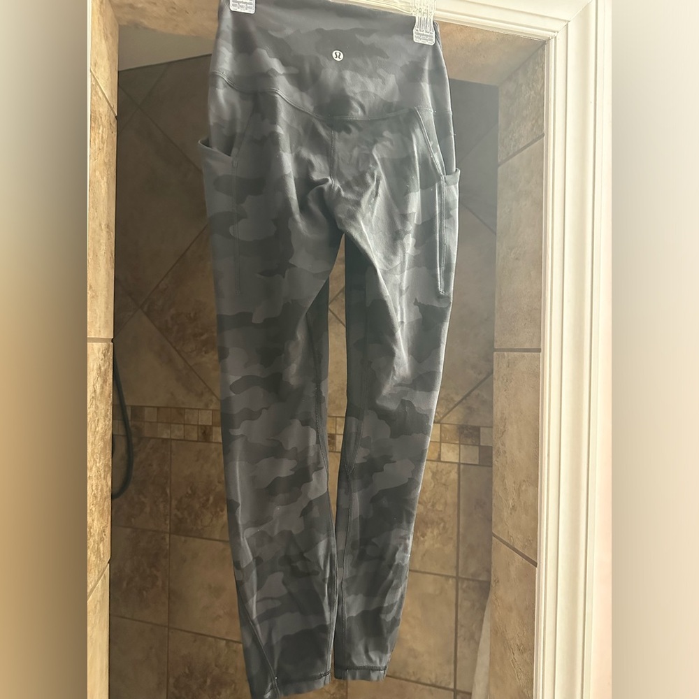 Lululemon Align 25” with pockets in black camo size 4 - Picture 6 of 9